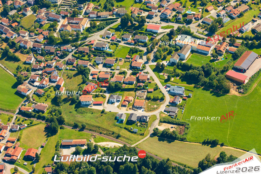 Luftaufnahme der Stadt Hohenwarth - Die Luftaufnahme wurde 2025 vom UL-Flugzeug heraus erstellt ( keine Drohne ) - Hochauflösende Luftaufnahme - für professionelle Ausdrucke geeignet. Die Geschenkidee !Mit Lizenz und Bildrechte bestellbar