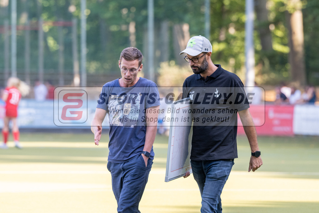 SFE_20220903_0091 | Hector Martinez ( Trainer TSV Mannheim ) Klaus Holzmüller ( Co-Trainer TSV Mannheim )  ; 1. Bundesliga Hockey Herren Rot-Weiss Köln - TSV Mannheim am 03.09.2022 in Köln (KTHC Stadion Rot-Weiss Köln Tennis and Hockey Club), Photo: Stephan Fehrmann 2022 (Sports-Gallery)
