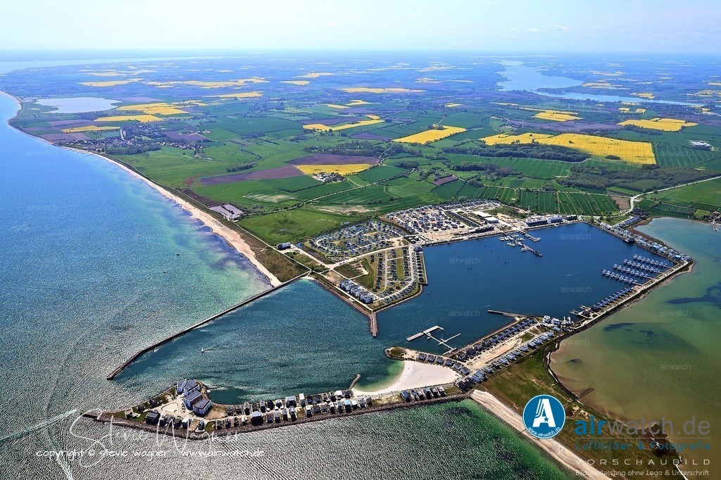  Luftbild OstseeResort Olpenitz - Exklusive Ferienhäuser an der Ostseeküste | OstseeResort Olpenitz: Im November 2018 wurde der Seenotrettungskreuzer der Deutschen Gesellschaft zur Rettung Schiffbrüchiger (DGzRS) Fritz Knack in Olpenitz stationiert.Der neue Yachthafen wurde 2016 eröffnet und die Baustelle für das geplante „Poseidon“-Gebäude, das ursprünglich als zentrales Herzstück des Resorts dienen sollte, blieb lange unvollendet und verwilderte.