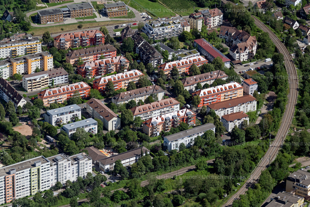 4033537 | FREIBURG IM BREISGAU 30.06.2020 Wohngebiet der Mehrfamilienhaussiedlung Merzhausener Straße im Ortsteil Wiehre in Freiburg im Breisgau im Bundesland Baden-Württemberg, Deutschland. // Residential area of the multi-family house settlement Merzhausener Strasse in the district Wiehre in Freiburg im Breisgau in the state Baden-Wuerttemberg, Germany. Foto: Gerhard Launer