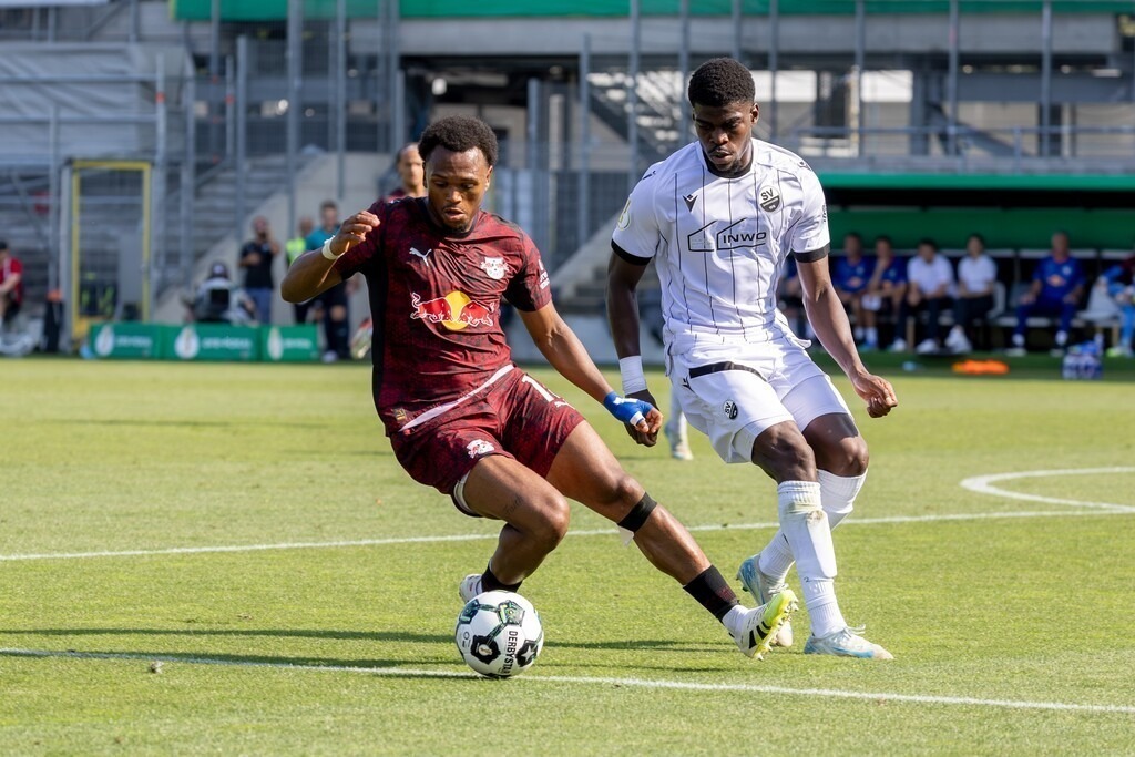 SV Sandhausen gegen RB Leipzig (DFB-Pokal, 1. Runde)***Am Ball: Lois Openda (11, Leipzig) | SV Sandhausen gegen RB Leipzig (DFB-Pokal, 1. Runde)***Am Ball: Lois Openda (11, Leipzig) - Realisiert mit Pictrs.com