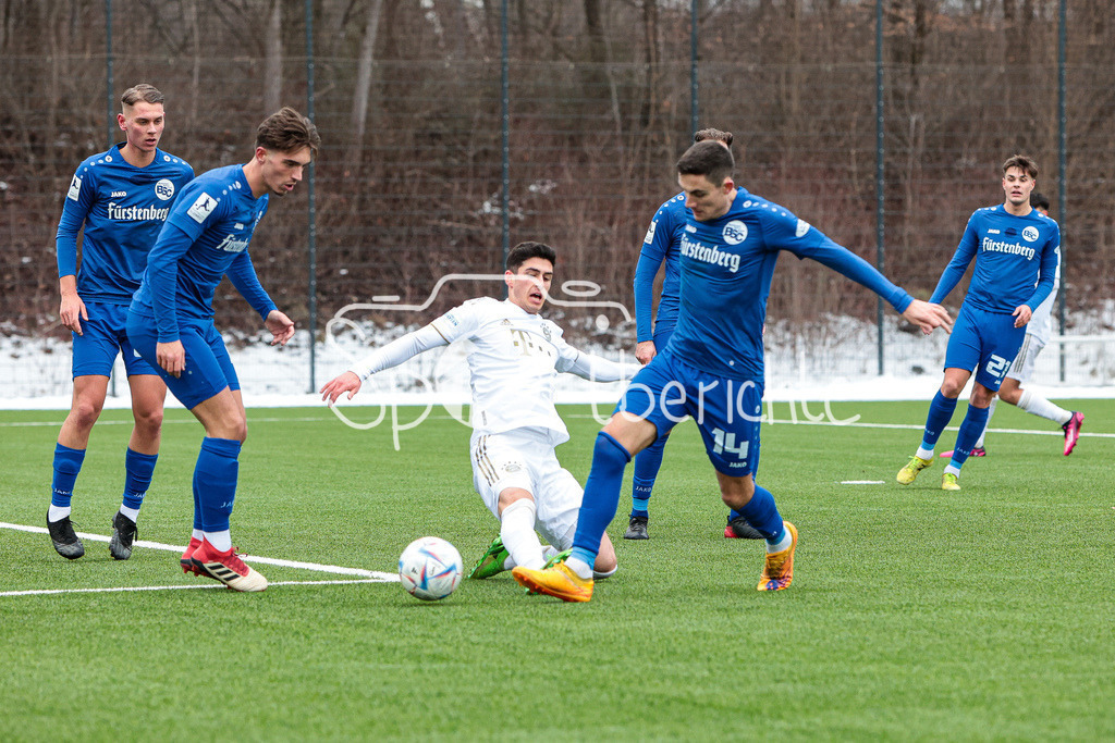 FC Bayern Amateure - Bahlinger SC | Rico WEHRLE (BSC #14) ist vor RANOS (FCB #22) am Ball
