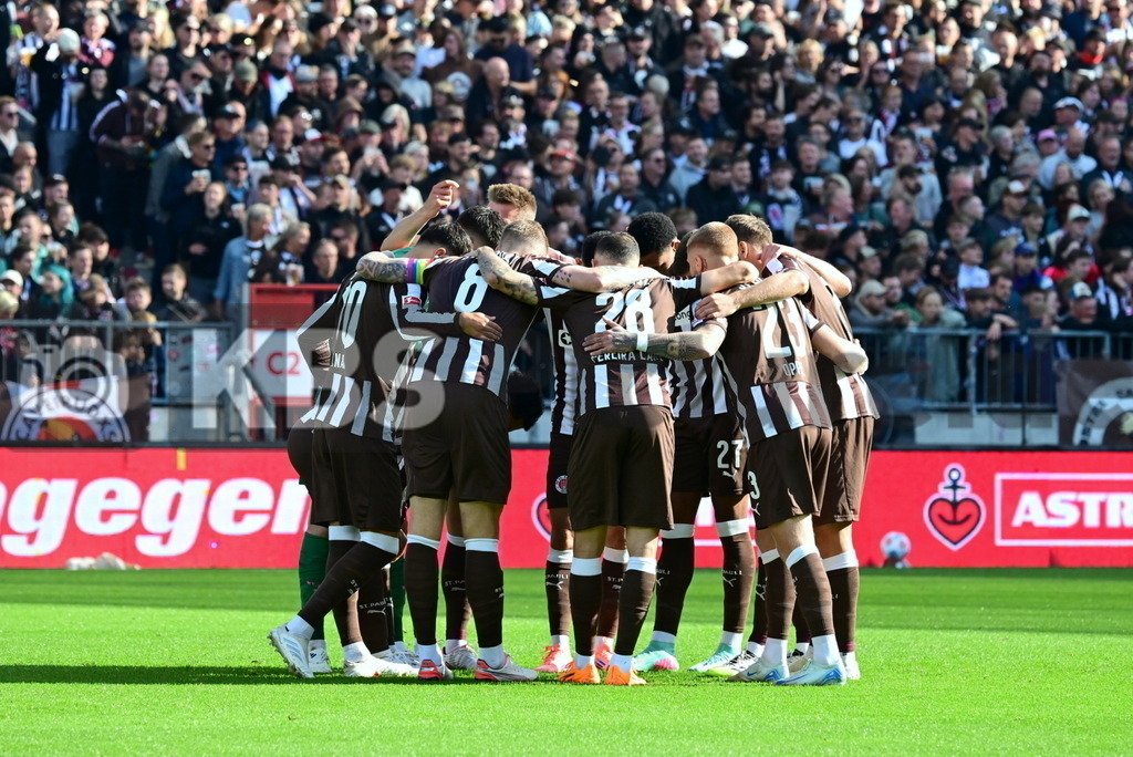 KBS Picture_FCStPauli-Bayer04Leverkusen_023 | St. Pauli Teamkreis ,Sportplatz :  Millerntor Stadion, - Realisiert mit Pictrs.com
