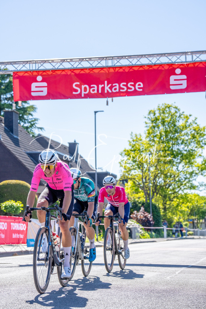 Spurt in den Mai 2026 - Großer Preis der Sparkasse Neuss | Annual one-day road cycling race "Großer Preis der Sparkasse Neuss" held in Büttgen, Germany, organized by VfR Büttgen 1912 e.V. The event features multiple races across all age categories from U11 youth to Elite men. - Realisiert mit Pictrs.com