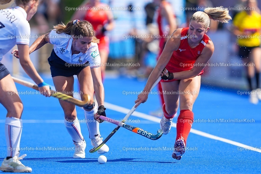 xydrx15082502005 | 15.08.2025, xydrx, Frauen EuroHockey Championship 2025, Gruppe C, Frankreich - England, Sparkassenpark Mönchengladbach: Catherine Clot (FRA #3) im Zweikampf gegen Katie Curtis (ENG #18)