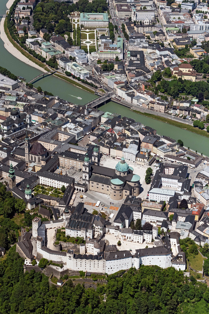 dr__0100216.jpg | SALZBURG 13.06.2023 Burganlage der Veste Hohensalzburg mit Blick auf die Altstadt an der Straße Mönchsberg in Salzburg in Österreich. 