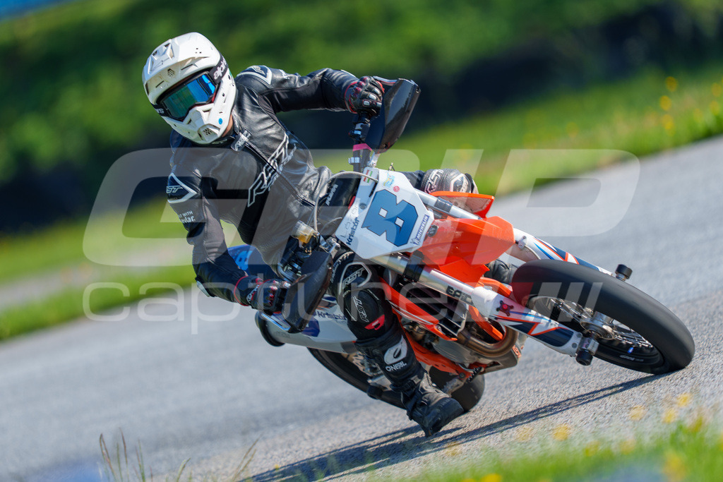 SuperMoto_Staatsmeisterschaft_Greinbach_027 | GRIPcapture steht für authentische Sportfotografie in Österreich – für Momente, die mehr sind als Geschwindigkeit oder Ergebnis. Es geht um Emotion, Spannung, Fokus und den Augenblick, der oft nur einen Wimpernschlag dauert.Ob Motorsport, Teamsport oder 