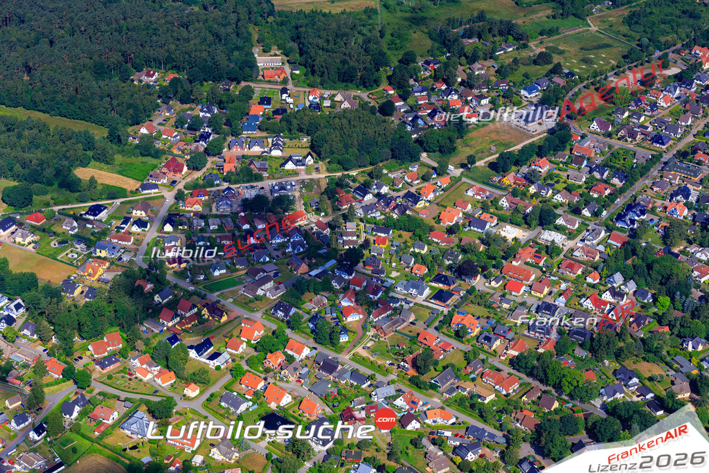 Die Luftbildaufnahme Wiesenstrasse - Zingst wurde 2018 mittels Flugzeug (keine Drohne) erstellt. Perfekte Schärfe und Druck- Auflösung- Garantiert!