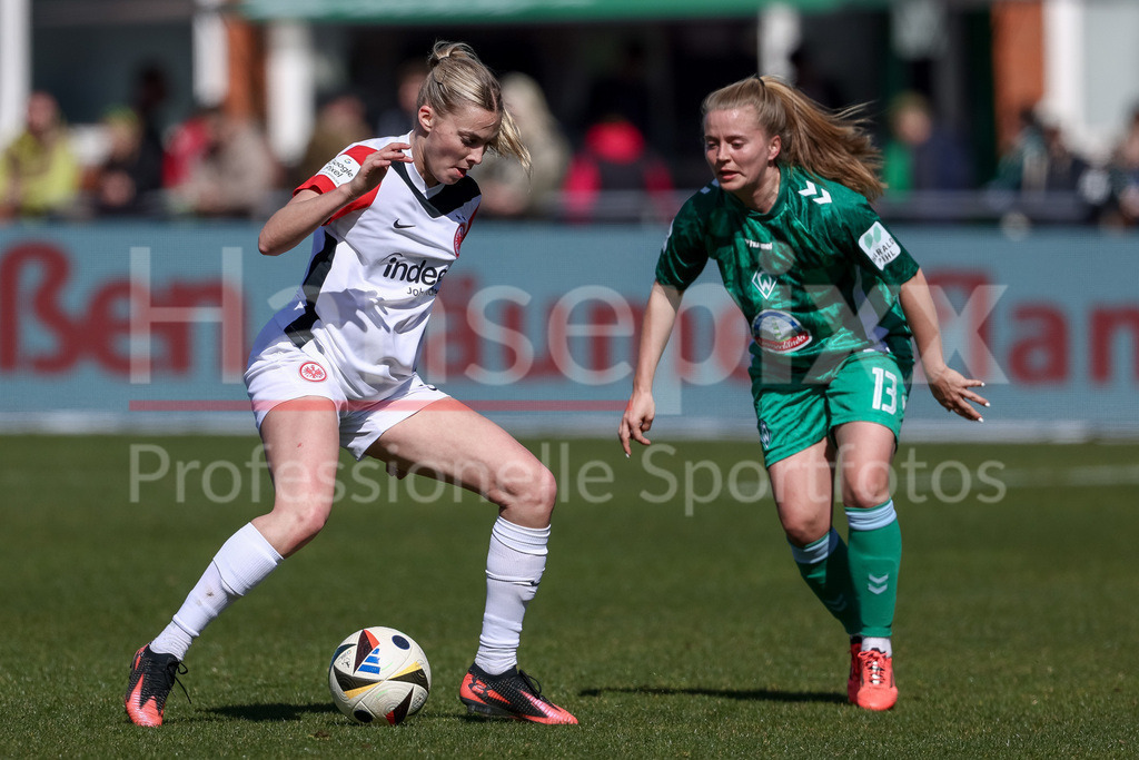 Fussball, Google Pixel Frauen-Bundesliga, SV Werder Bremen - Eintracht Frankfurt | v.li.: Laura Freigang (Eintracht Frankfurt, 10) und Ricarda Walkling (SV Werder Bremen, 13) im Zweikampf, Duell, Dynamik, Aktion, Action, Spielszene, DIE DFB-RICHTLINIEN UNTERSAGEN JEGLICHE NUTZUNG VON FOTOS ALS SEQUENZBILDER UND/ODER VIDEOÄHNLICHE FOTOSTRECKEN. DFB REGULATIONS PROHIBIT ANY USE OF PHOTOGRAPHS AS IMAGE SEQUENCES AND/OR QUASI-VIDEO.
