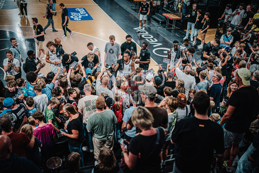 Basketball | Männer | Saison 2024/2025  | easyCredit Basketball Bundesliga | Testspiel | Veolia Towers Hamburg vs. EWE Baskets Oldenburg | 25.08.2024 | Towers geben Autogramme an Fans nach dem Spiel