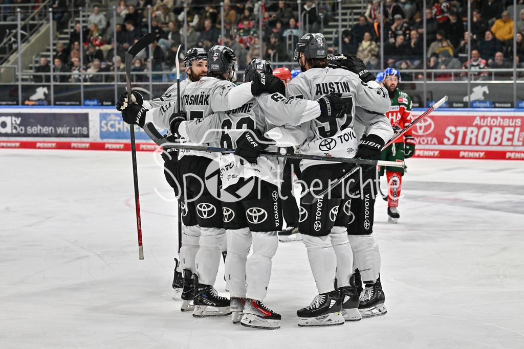 Augsburger Panther - Kölner Haie | Jubel der Haie nach dem Anschlusstreffer zum 2-3 durch Brady AUSTIN (Koelner Haie #57) / Treffer / Tor / Torschuetze / Freude / Happy / DEL: Augsburger Panther - Koelner Haie, Curt Frenzel Stadion am 02.03.2025