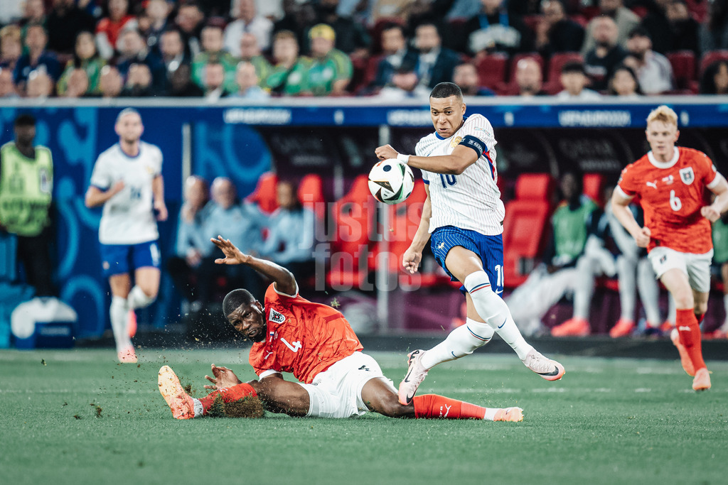 Fußball | Herren | UEFA-Fußball-Europameisterschaft 2024 | Gruppe D | Österreich vs. Frankreich | 17.06.2024 | Kevin Danso (#4, Österreich) links kann Kylian Mbappe (#10, Frankreich) rechts nicht stoppen