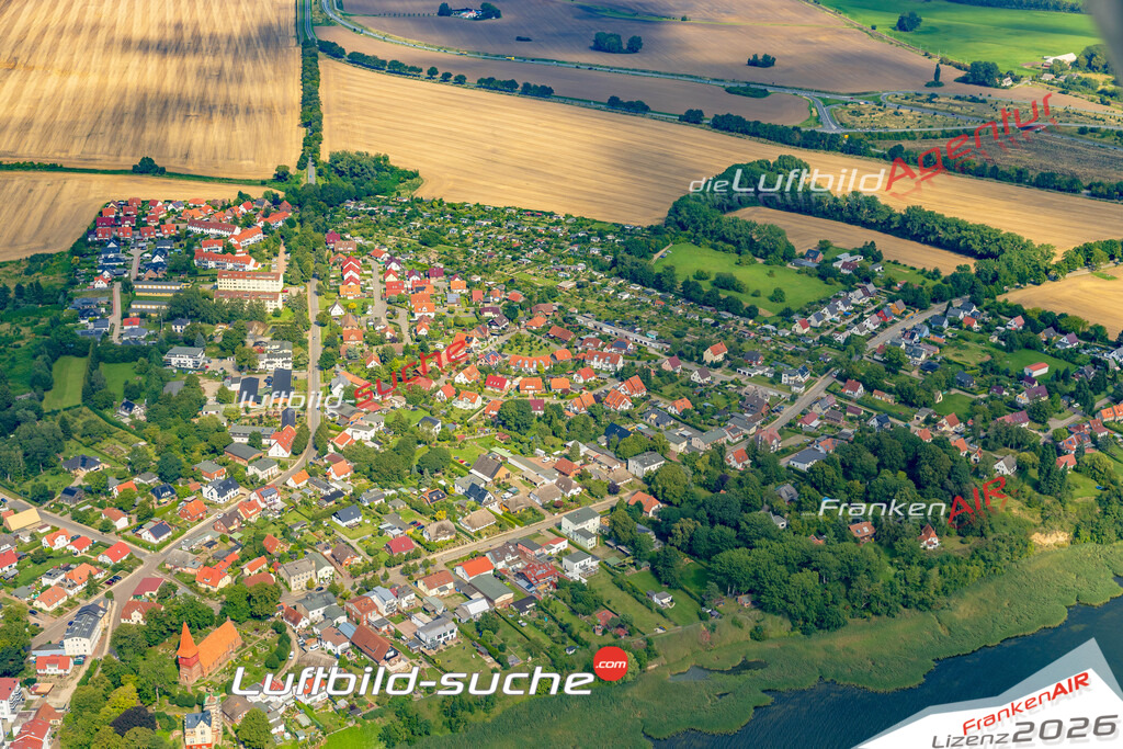 Bahnhofstraße Altefähr Bild- Das Luftbild wurde 2025 vom UL-Flugzeug heraus erstellt ( keine Drohne bzw. Drohnenaufnahme ) - Hochauflösende Luftaufnahme -Nicht vergleichbar mit Google Maps oder Satelittenbilder- Die Geschenkidee !Mit Lizenz und Bildrechte bestellbar - CC