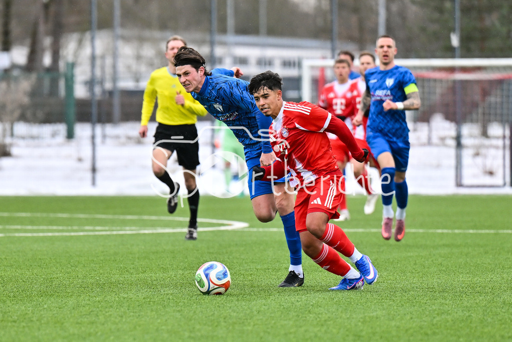 FC Bayern Amateure - SGV Freiberg Fussball | MUNICH, GERMANY - 29. JANUARY: im Duell Paul POLAUKE (SGV Freiberg 5) und Maycon Douglas CARDOZO (FC Bayern München II 10) während dem Testspiel zwischen den Amateuren des FC Bayern und dem SGV Freiberg Fussball am FC Bayern Campus
