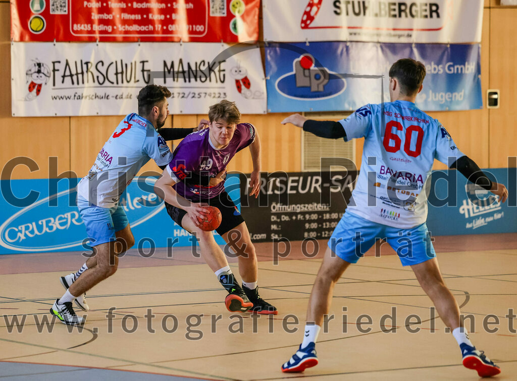 2024-01-28_007_SpVgg_Altenerding_II_gegen_HSG_Schwab-kirchen | Erding, Deutschland, 28.01.2024:
Handball, Bezirksklasse Männer Staffel Süd West 2023 / 2024, 9. Spieltag, SpVgg Altenerding gegen HSG Schwab/kirchen, Endergebnis: 30:24

Maximilian Gries (HSG Schwab/kirchen, #3), Yannis Bartsch (SpVgg Altenerding, #99), Kilian Gasteiger (HSG Schwab/kirchen, #60)

Foto: Christian Riedel / fotografie-riedel.net