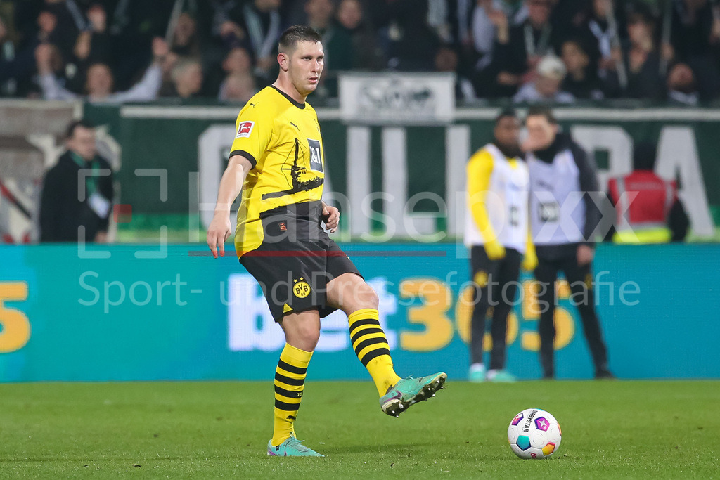 Fussball, Bundesliga, SV Werder Bremen - Borussia Dortmund | v.li.: Niklas Süle (Borussia Dortmund, BVB, 25) am Ball, Einzelbild, Ganzkörper, Aktion, Action, Spielszene, DIE DFL-RICHTLINIEN UNTERSAGEN JEGLICHE NUTZUNG VON FOTOS ALS SEQUENZBILDER UND/ODER VIDEOÄHNLICHE FOTOSTRECKEN. DFL REGULATIONS PROHIBIT ANY USE OF PHOTOGRAPHS AS IMAGE SEQUENCES AND/OR QUASI-VIDEO.