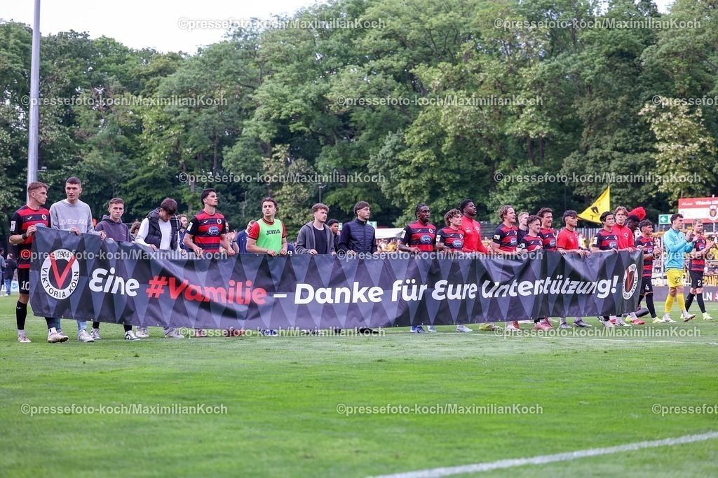 xsefx10052601040 | 10.05.2026, xsefx, Fußball, 3.Liga, FC Viktoria Köln - Alemannia Aachen, 37. Spieltag, Sportpark Höhenberg, Saison 2025 2026: Die Mannschaft von Viktoria Koeln sagt Danke an die Fans DFB regulations prohibit any use of photographs as image sequences and or quasi-video. Photo: xSabinexEffgenxPressefotoKochx