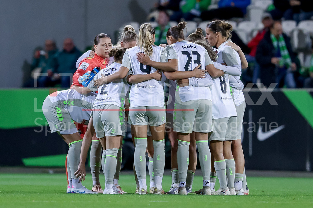 Fussball, Google Pixel Frauen-Bundesliga, VfL Wolfsburg - SV Werder Bremen | Spielerinnen des SV Werder Bremen schwören sich mit einem Mannschaftskreis ein, Teamkreis, Ansprache, Motivation, DIE DFB-RICHTLINIEN UNTERSAGEN JEGLICHE NUTZUNG VON FOTOS ALS SEQUENZBILDER UND/ODER VIDEOÄHNLICHE FOTOSTRECKEN. DFB REGULATIONS PROHIBIT ANY USE OF PHOTOGRAPHS AS IMAGE SEQUENCES AND/OR QUASI-VIDEO.