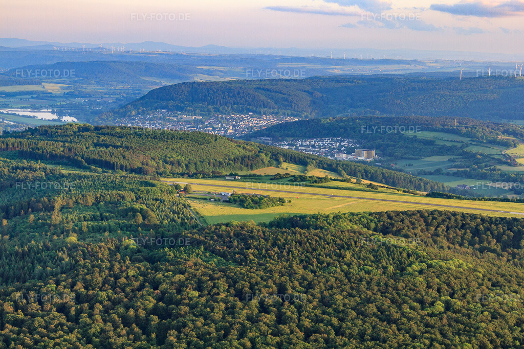 Luftbild: Flugplatz Höxter-Holzminden (EDVI) aus Norden im Ortsteil Albaxen in Höxter im Bundesland Nordrhein-Westfalen in Deutschland. Foto: IMG_65108.jpg vom 23.05.2014 durch Werner Riehm/FLY-FOTO.deWWW.FLUGPLATZ-HX.DE