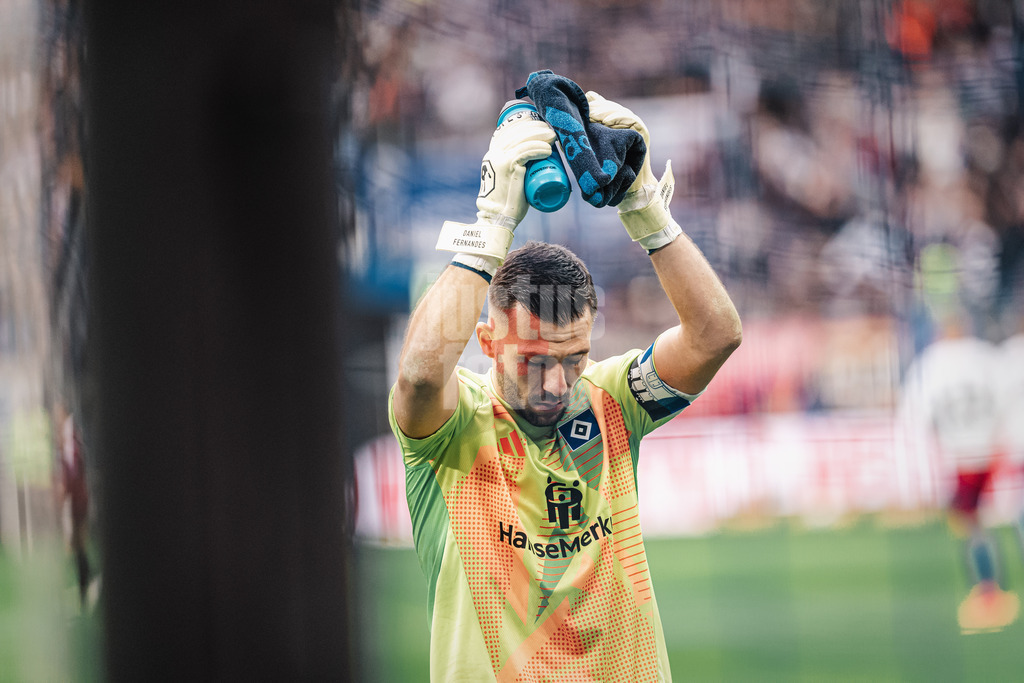 Fußball | Männer | Saison 2024/2025 | 2. Fußball-Bundesliga | 11. Spieltag | Hamburger SV vs. 1. FC Nürnberg | 03.11.2024 | Daniel Heuer Fernandes (#1, HSV) applaudiert den Fans