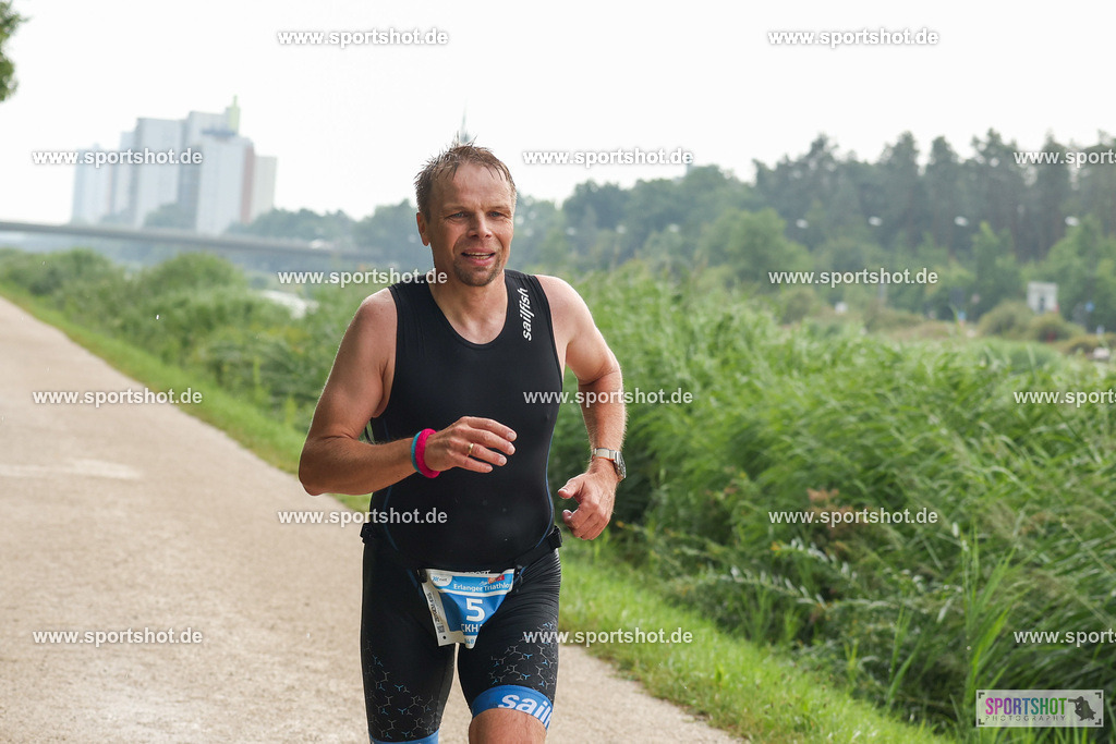 LUR_1534 | 34. M-net Erlanger Triathlon 2025 #erlangertriathlon  #mnettriathlon2025 #mnettriathlon #team #olympischedistanz #mitteldistanz #triathlon #maindonaukanal  #erlangertriathlon2025 #yourpictrs #tv1848 #tv1848erlangen  #triathlonbayern #sportinerlangen #demsportverbunden #sportshot_your_pictrs Copyright: www.sportshot.de