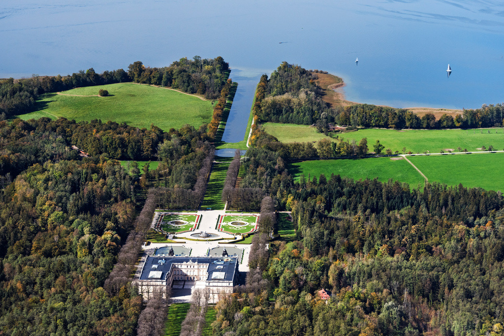 dr__0055710.jpg | CHIEMSEE 07.10.2024 Gebäudekomplex im Schlosspark von Schloss Herrenchiemsee auf der Herreninsel (frühere Bezeichnung Herrenwörth) im Chiemsee im Bundesland Bayern. // Building complex in the park of the castle Herrenchiemsee in Chiemsee in the state Bavaria. Foto: Daniel Reiter