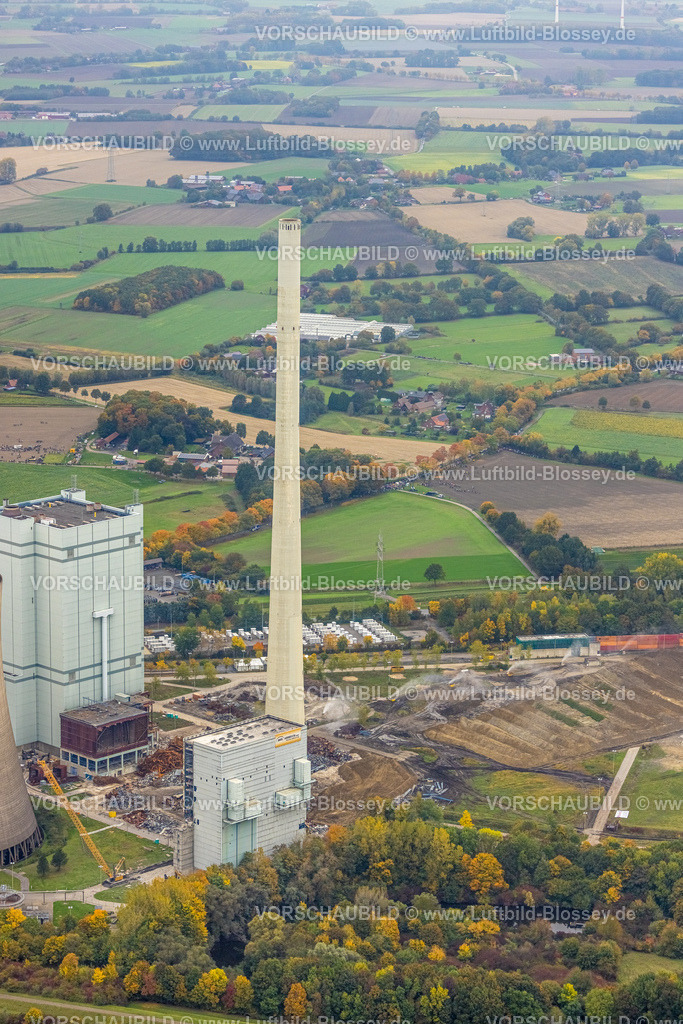 Hamm251000125Gersteinwerk | Luftbild, mit großem interesse verfolgten tausende Zuschauer die Sprengung des Gersteinwerk Schornsteins mit einer halben Stunde Verspätung. Der 282 Meter hohe RWE-Schornstein fiel exakt in das vorbereitete Schotterbeet. Stadtgrenze Werne, Hamm Nordrhein-Westfalen, Deutschland