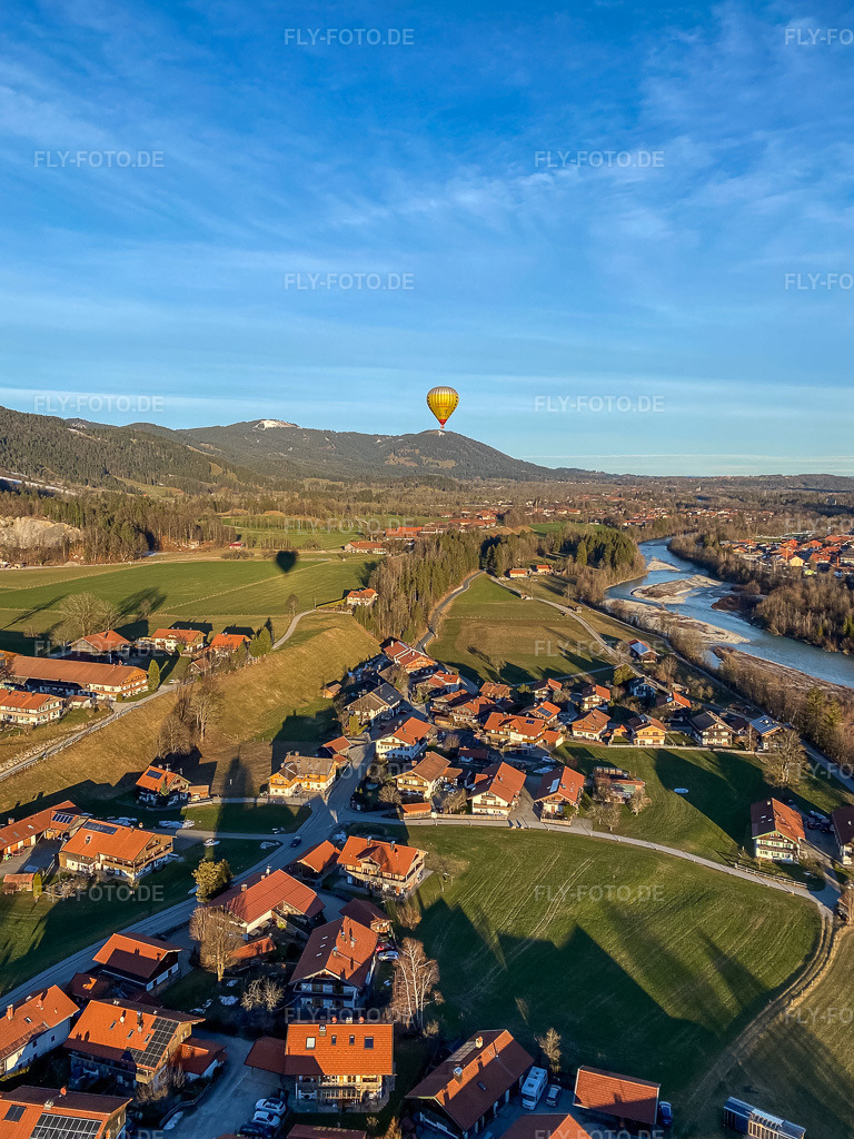 Luftbild: Ballon über der Isar im Ortsteil Wegscheid in Lenggries im Bundesland Bayern in Deutschland. Foto: IMG_00913.jpg vom 28.12.2023 durch Werner Riehm/FLY-FOTO.de