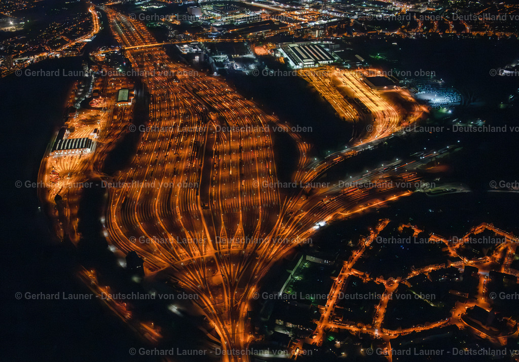 3901443 | NüRNBERG 21.08.2021 Schienen- und Gleisstrecken auf den Abstellgleisen und Rangierstrecken des Rangierbahnhofes und Güterbahnhofes der Deutschen Bahn in Nürnberg im Bundesland Bayern. // Marshalling yard and freight station of the Deutsche Bahn in Nuernberg in the state Bavaria. bahn.de. Foto: Gerhard Launer, Nachtaufnahme