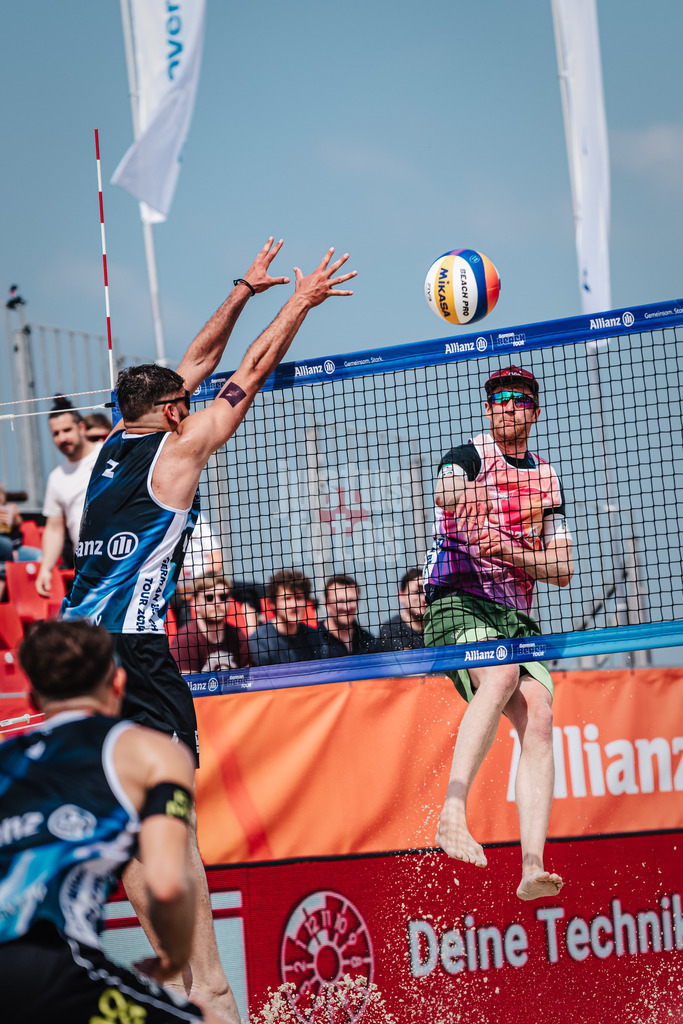 Beachvolleyball | Männer | German Beach Tour 2024 | Tourstop Düsseldorf | 18.05.2024 | Yannick Harms (rechts) beim Angriff gegen Nico Wegner (links)