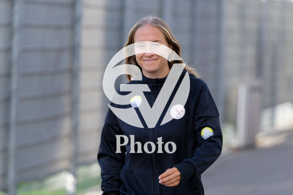 DZ8_6663_c | Switzerland: AXA Womens Super League 2025/26, Servette FC Chenois Feminin vs FC Aarau Frauen - Stade des Trois-Chene, Chene-Bourge: Players of Servette FC Chenois Feminin arrive at the stadium