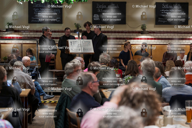 TAM25_K.12__Michael-Vogl_028_8105 | Tage Alter Musik Regensburg K.12 Nachtkonzert Brauhaus am Schloss Cappella Pratensis (Niederlande) Tim Braithwaite, Superius, Leitung Peter de Laurentiis, Tenor, Co-Leitung Sollazzo Ensemble (Frankreich) The Feast of the Swan Das Schwanenfest der Mariengilde von ’s-Hertogenbosch Anna Danilevskaia Vihuela de Arco, Leitung Foto: Michael Vogl