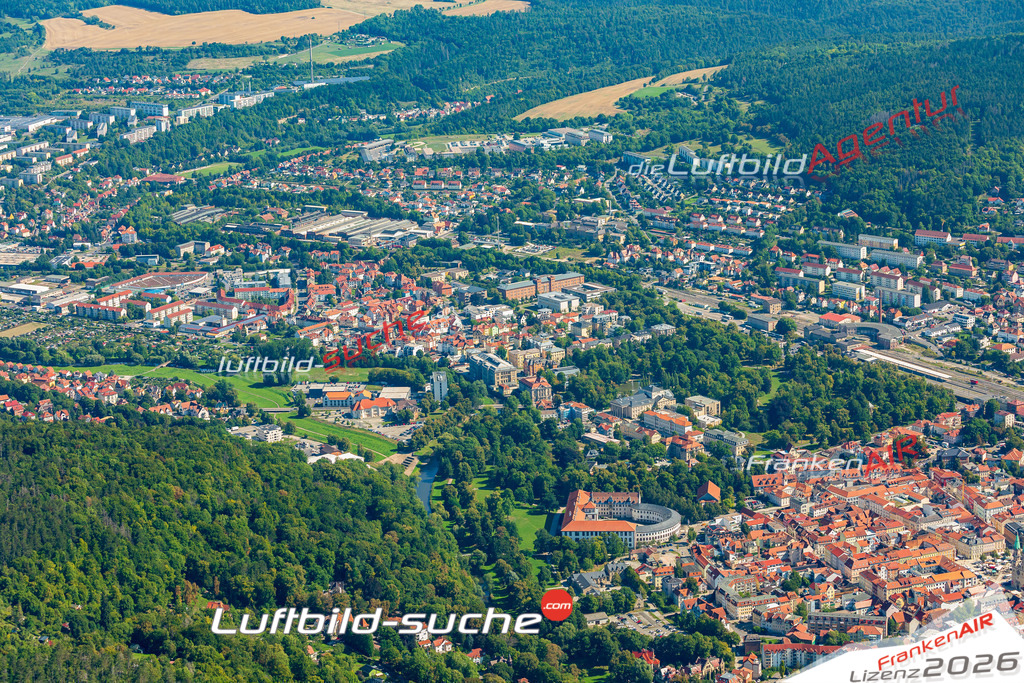 Luftbild der Stadt Meiningen - Das Luftbild wurde 2025 vom UL-Flugzeug heraus erstellt ( keine Drohnenaufnahme ) - Hochauflösende Luftaufnahme - für Wandbilder und großformatige Ausdrucke geeignet. Das besondere Geschenk!Hier alle&nbsp;Infos zur Lizenzierung der LuftaufnahmeWir fliegen auch dieses Jahr wieder in Ihre Region um Luftbilder zu erstellen.- Luftbild anfragen