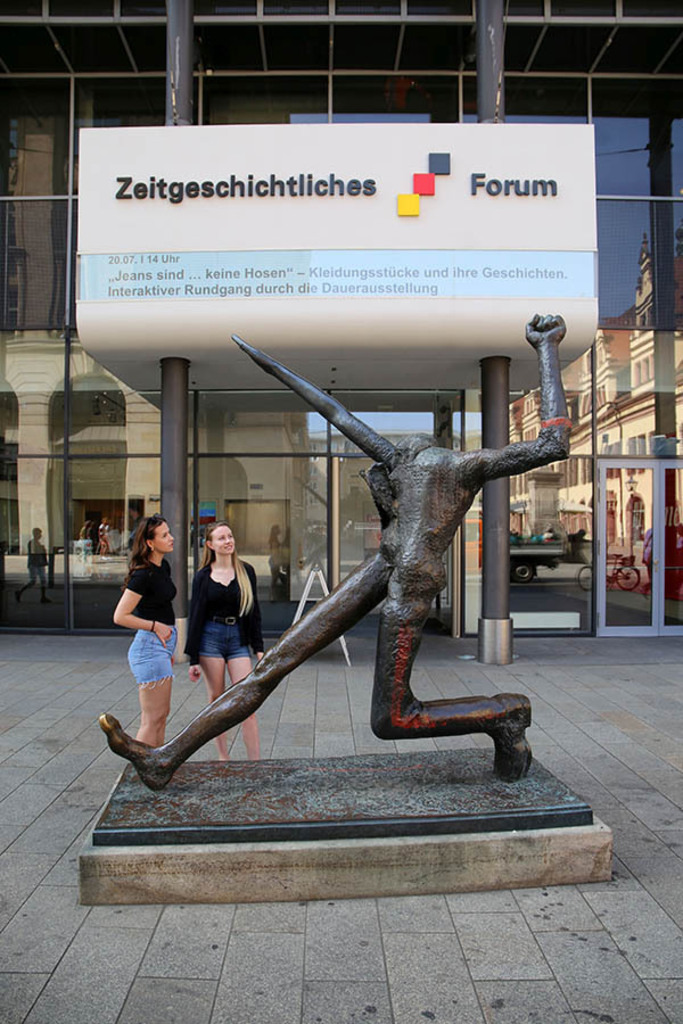 Foto: Leipzig - Der Jahrhundertschritt | Das Team hinter BILDLEXIKON LEIPZIG bündelt historische wie aktuelle Informationen über die Stadt Leipzig in Text und Bild auf einer Plattform und stellt diese der interessierten Öffentlichkeit zur Verfügung.