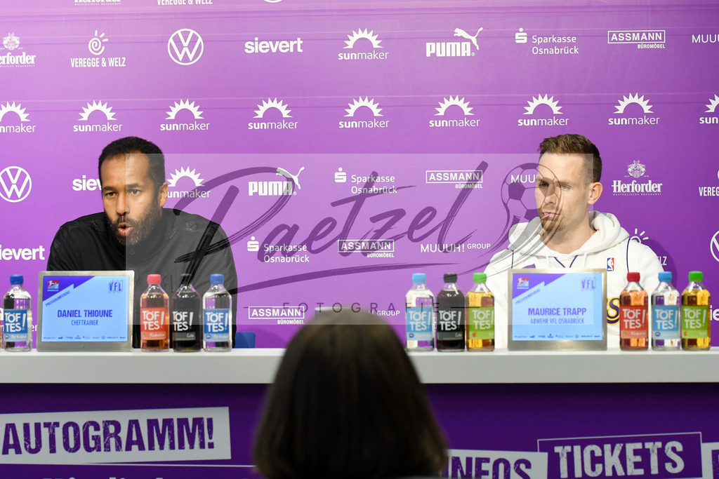 20200127_PKOSNA_0019 | Fußball, Herren: Trainer Daniel Thioune (VfL Osnabrück) und Maurice Trapp (VfL Osnabrück) schauen bei der Pressekonferenz des VfL Osnabrück am 27.01.2020 im Stadion an der Bremer Brücke in Osnabrück, Deutschland.(Foto von Nico Paetzel) - Realisiert mit Pictrs.com
