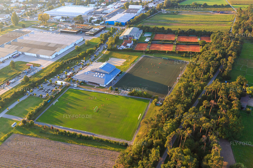Luftbild: Sportplätze des Tennisclub Olympia Lorsch e.V. und der Tvgg Lorsch in Lorsch im Bundesland Hessen in Deutschland.Foto: IMG_103073.jpg vom 28.08.2017 durch Werner Riehm/FLY-FOTO.deTENNISCLUB OLYMPIA LORSCH | TENNIS AN DER BERGSTRASSETurnvereinigung 1871 Lorsch - TV Lorsch