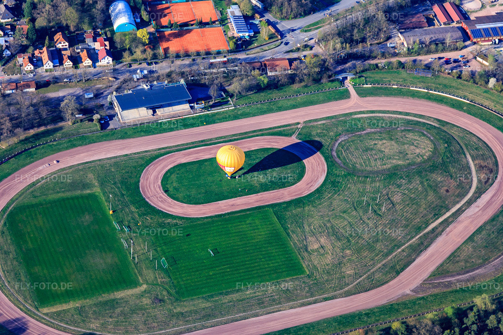 Luftbild: Heissluftballonlandung im Waldstadion mit Sandrennbahn und Renn- und Reitverein Herxheim e.V. in Herxheim bei Landau im Bundesland Rheinland-Pfalz in Deutschland. Foto: IMG_097902.jpg vom 30.03.2017 durch Werner Riehm/FLY-FOTO.deWWW.SANDBAHNRENNEN-HERXHEIM.DE