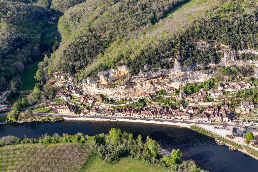 Aerial view: View of the town in La Roque-Gageac in the state Dordogne, France. – Photo: IMG_113432.jpg taken on 04/16/2019 by Werner Riehm/FLY-FOTO.com – Resolution of the original: 5296 x 3531 px