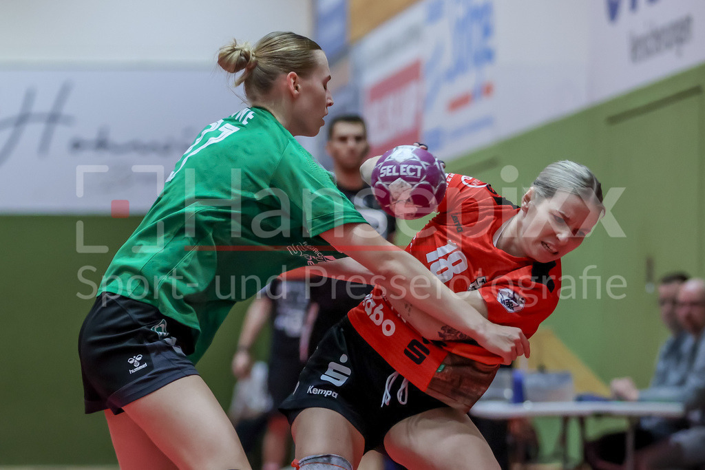 Handball, 2. Bundesliga Frauen, SV Werder Bremen - TG Nürtingen | v.li.: Emma Ruwe (SV Werder Bremen, 27) und Benitta Quattlender (TG Nürtingen, 18) im Zweikampf, Duell, Spielszene, Aktion, Action