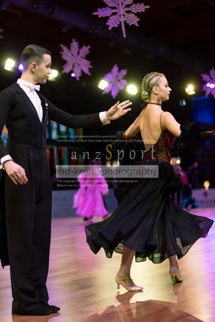 20241215_WDSF_Int_Open_Std-Riga-9163 | Tanzsportbilder, Standardtanz, Lateintanz, WDSF, DTV, LTVB, dancecomp, goc, hessen tanzt, blaues band der spree, walzer, tango, wiener walzer, slowfox, quickstepp, samba, rumba, cha-cha-cha, paso doble. jive, hd-kroft photography, turniertanzsport