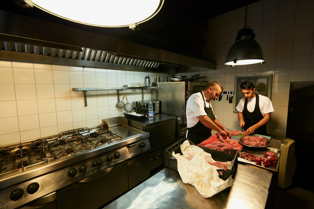Blick in die Küche der Trattoria Tre Cristi | Siena, Italien - September 01, 2016: Blick in die Küche der Trattoria Tre Cristi mit zwei Köchen. - Realisiert mit Pictrs.com