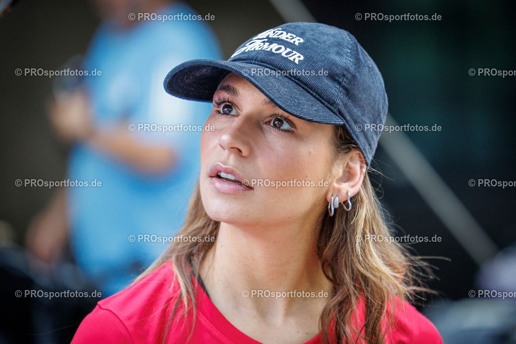 Sparda-Bank Altstadtlauf Köln; Köln, 15.08.2025 | Jana Wosnitza (RTL) beim Sparda-Bank Altstadtlauf Köln am 15.08.2025 in Köln (Nordrhein-Westfalen). 