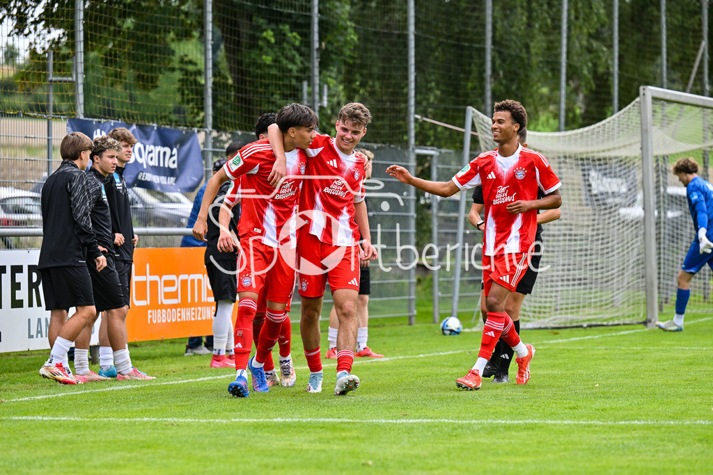 SSV Ulm 1846 Fussball U19 - FC Bayern München U19 | Jubel nach dem Elfmeter Treffer zum 1-2 durch Roy SNIP (FC Bayern U19 #15) / Tor / Torschuetze / Freude / Happy / U19 DFB Nachwuchsliga: SSV Ulm 1846 Fussball - FC Bayern München, Hauptspielfeld Langenau am 02.08.2025