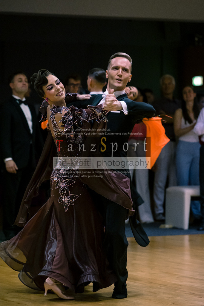 20250906_LM_By_HGR-S-Std_7526 | Tanzsportbilder, Standardtanz, Lateintanz, WDSF, DTV, LTVB, dancecomp, goc, hessen tanzt, blaues band der spree, walzer, tango, wiener walzer, slowfox, quickstepp, samba, rumba, cha-cha-cha, paso doble. jive, hd-kroft photography, turniertanzsport