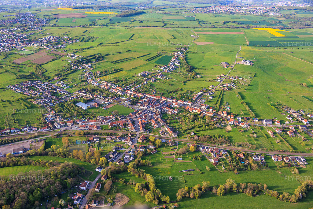 Luftbild: Ortsansicht von Südwesten in Hundling im Bundesland Moselle in Frankreich.Foto: IMG_154647.jpg vom 17.04.2026 durch Werner Riehm/FLY-FOTO.deAuflösung des Originals: 6000 x 4000 px