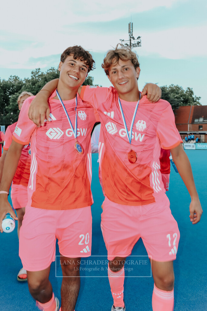 EM_MU18_F_GER-BEL_Lille_bearbeitet_Pokalbilder (38 von 137) | lanaschraderfotografie - Realisiert mit Pictrs.com