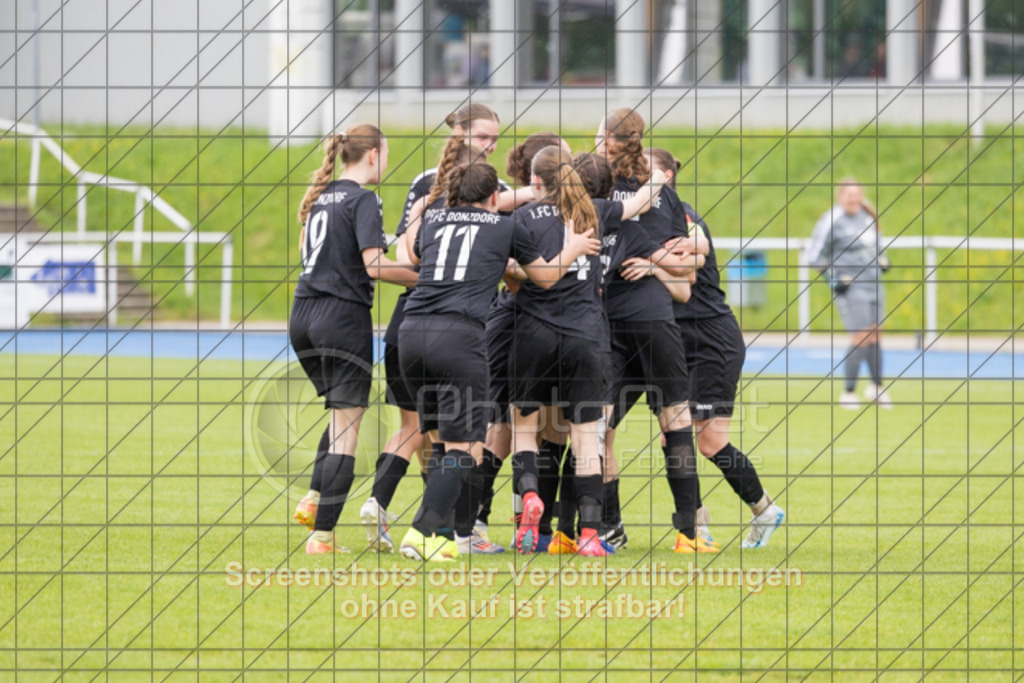20250529_145114_1306 | #,  SGM Wendlingen-Ötlingen II (blau) vs. 1.FC Donzdorf II (schwarz), Fussball, Frauen-Bezirkspokal Finale Saison 2024/2025, Rasenplatz VfL Stadion Kirchheim, Jesinger Straße 105, 73230 Kirchheim, 29.05.2025 - 13:00 Uhr,Foto: PhotoPeet-Sportfotografie/Peter Harich