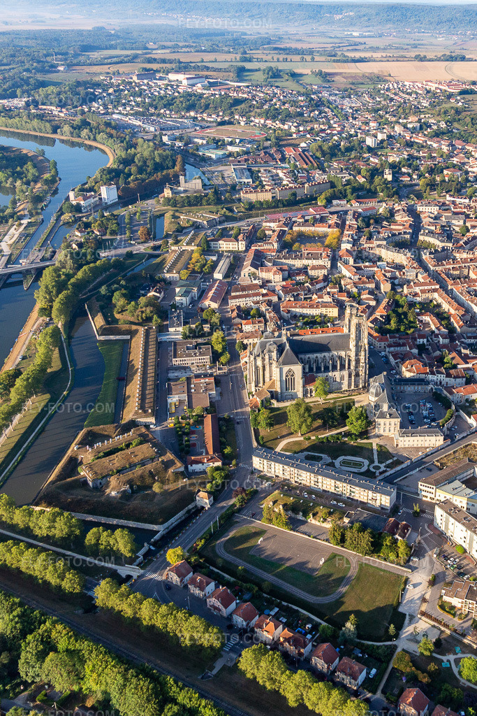 Aerial view: Cathedrale Saint-Etienne de Toul in the district Pre Saint-Mansuy Sous La Vacheri in Toul in the state Meurthe et Moselle, France. – Photo: IMG_118116.jpg taken on 09/15/2019 by Werner Riehm/FLY-FOTO.com – Resolution of the original: 2418 x 3626 px