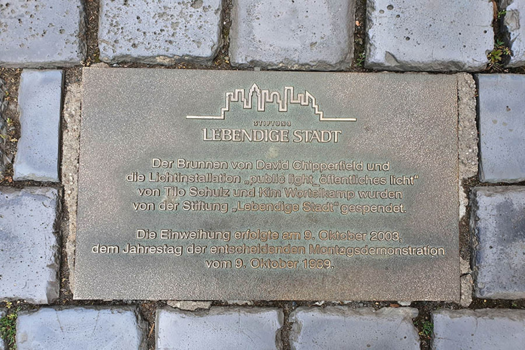 Brunnen im Nikolaikirchhof - Hinweistafel der Stiftung Lebendige Stadt | Entdecke über 20 Kategorien Leipzig-Motive: Foto-Downloads, hochwertige Poster, Leinwand- & Fine-Art-Prints. Jetzt Lieblingsfoto im Bildlexikon Leipzig Shop bestellen!