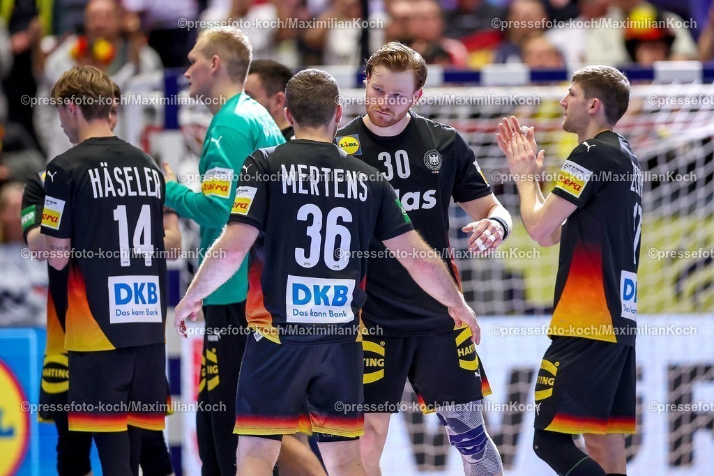 EHF19012602206 | 19.01.2026, Handball, Men's EHF EURO 2026, Deutschland - Spanien, Jyske Bank Boxen in Herning, Dänemark, Preliminary Round:  Mathis Häseler (Germany #14)  Lukas Mertens (Germany #36)  Tom Kiesler (Germany #30)  Lukas Zerbe (Germany #17) erleichtert nach dem Sieg gegen Spanien